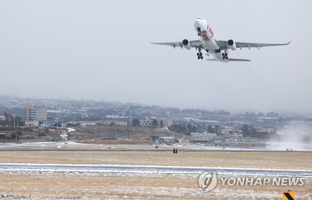 눈보라 일으키며 이륙하는 항공기 / 연합뉴스