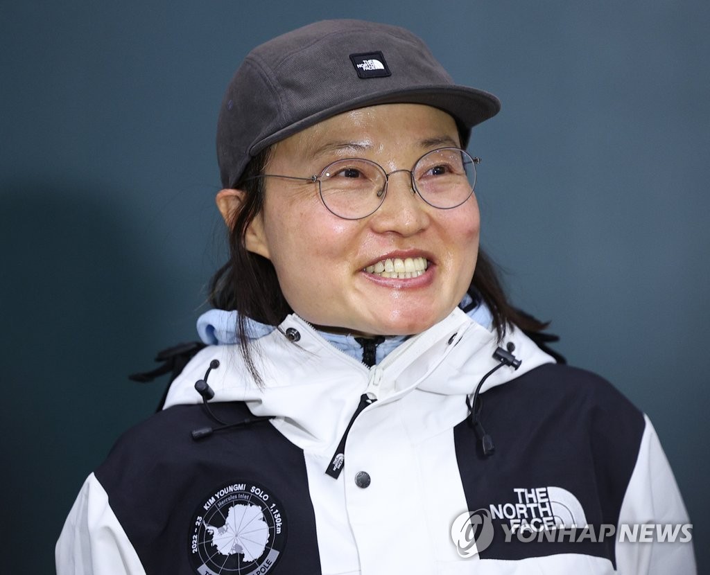 Mountaineer Kim Young mi Returns Home Yonhap News Agency