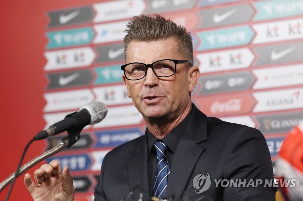 Colin Bell, head coach of the South Korean women's national football team, speaks at a press conference at the Korea Football Association House in Seoul on Jan. 26, 2023. (Yonhap)
