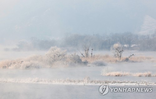 '몽환적인 춘천 소양강'…한파가 선물한 겨울 풍경