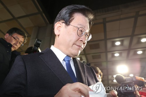 زعيم المعارضة "لي جيه-ميونغ" يدعي براءته في تحقيق الفساد