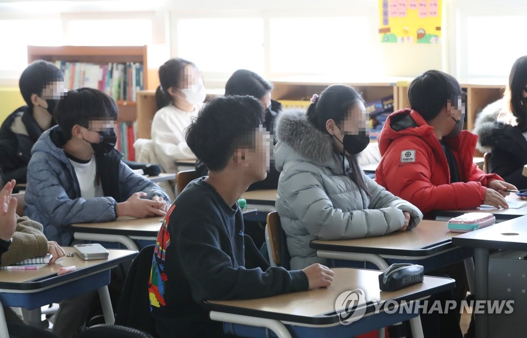학생 대부분 여전히 교실서 마스크 착용