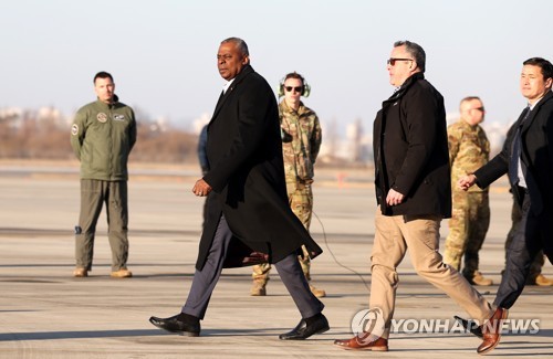 U.S. Defense Secretary Lloyd Austin (L) arrives at Osan Air Base in Pyeongtaek, some 65 kilometers south of Seoul, on Jan. 30, 2023. (Pool photo) (Yonhap)