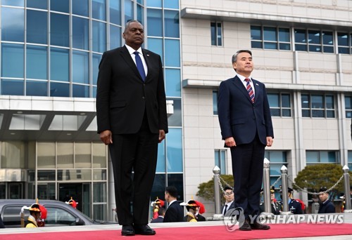 وزيرا الدفاع الكوري الجنوبي والأمريكي يتفقدان حرس الشرف