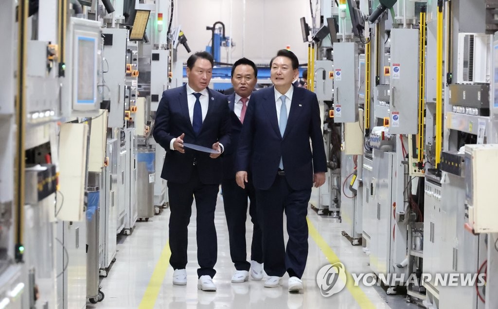 Yoon visits silicon wafer production facility