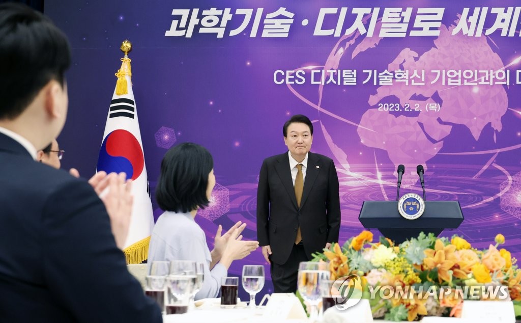 CES 디지털 기술혁신 기업인에게 인사하는 윤석열 대통령