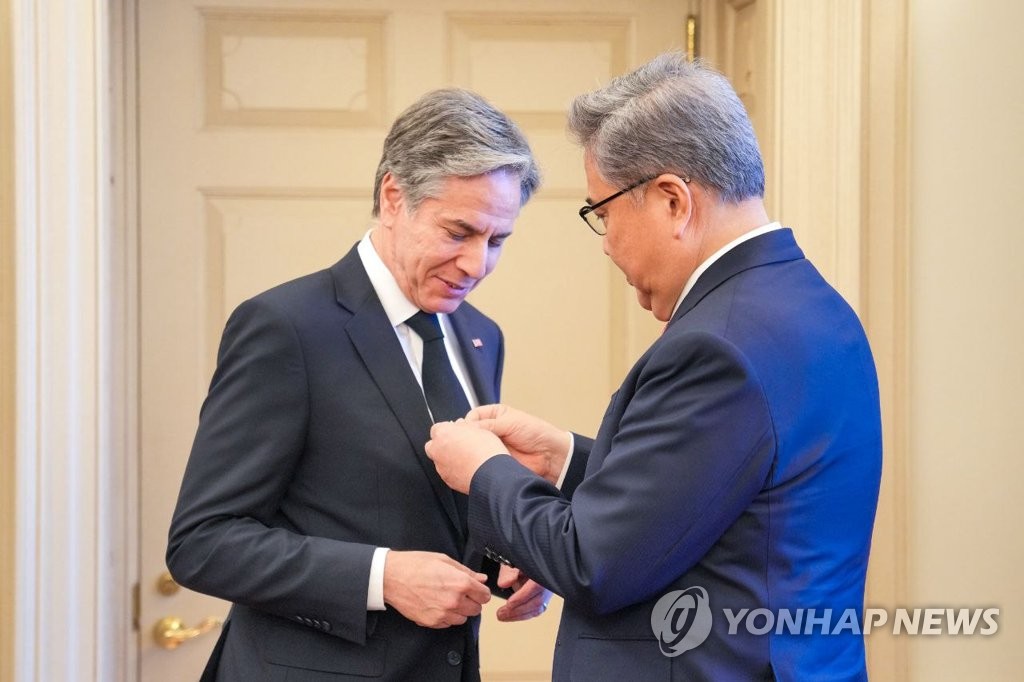South Korean Foreign Minister Park Jin (R) attaches a badge marking the 70th anniversary of the South Korea-U.S. alliance onto U.S. Secretary of State Antony Blinken's tie before their talks in Washington, D.C., on Feb. 3, 2023, in this file photo provided by Seoul's foreign ministry. (PHOTO NOT FOR SALE) (Yonhap)
