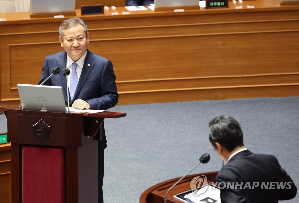 질문 듣는 이상민 행정안전부 장관