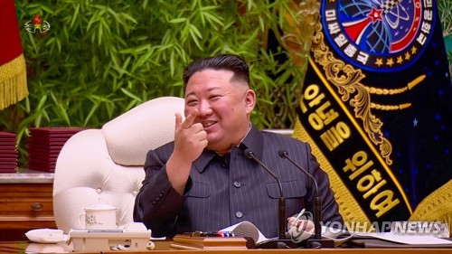 El líder norcoreano asiste a una reunión de la Comisión Militar Central