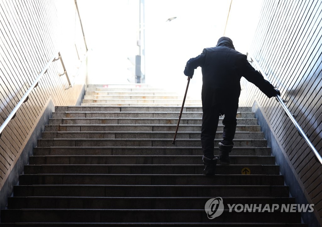 지하철 종로5가역에서 한 노인이 계단을 오르고 있다. [연합뉴스 자료사진]