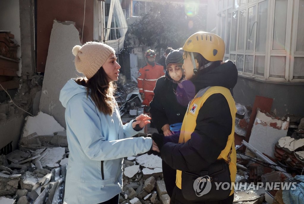 희생자 유가족 위로하는 총영사관 직원