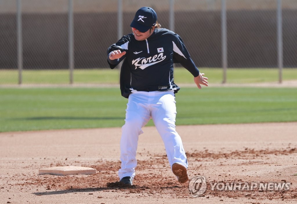 South Korean first baseman Park Byung-ho makes a turn at second base during a practice session for the World Baseball Classic at Kino Sports Complex in Tucson, Arizona, on Feb. 15, 2023. (Yonhap)