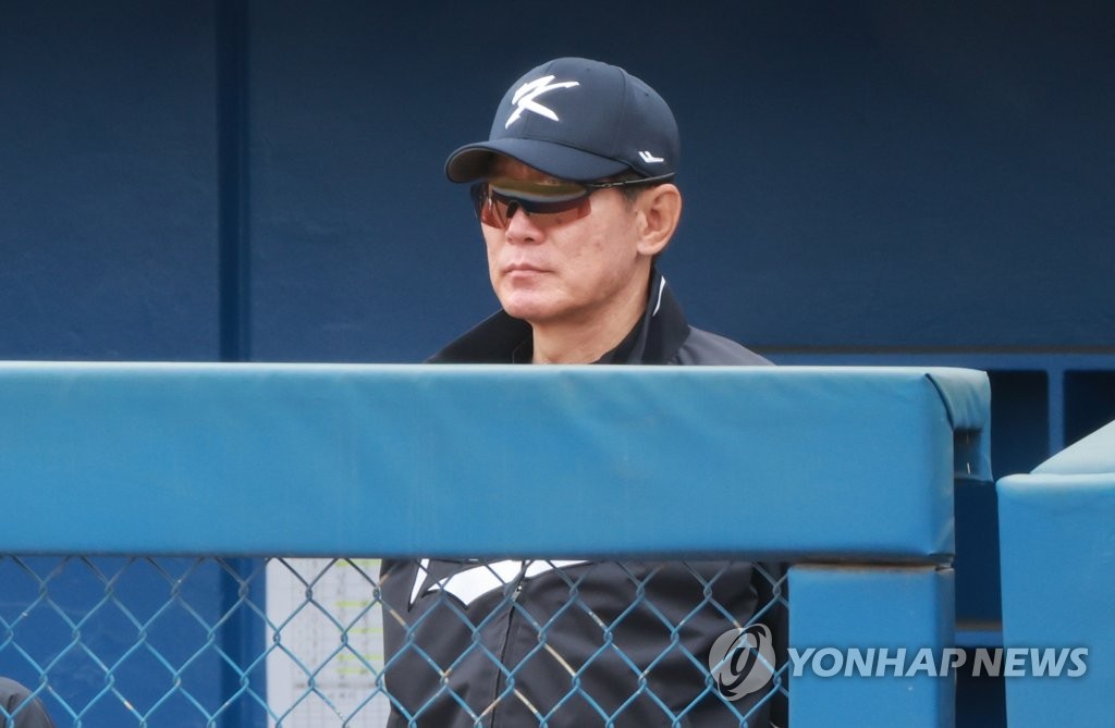 South Korea manager Lee Kang-chul watches his team play the Kia Tigers in a scrimmage for the World Baseball Classic at Kino Veterans Memorial Stadium in Tucson, Arizona, on Feb. 19, 2023. (Yonhap)