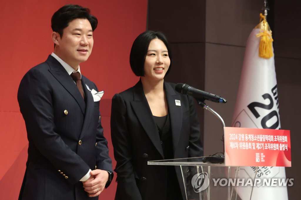 South Korean Olympic shooting champion Jin Jong-oh (L) and Olympic speed skating champion Lee Sang-hwa speak with reporters after being named co-heads of the organizing committee for the 2024 Gangwon Winter Youth Olympics in a ceremony in Seoul on Feb. 21, 2023. (Yonhap)