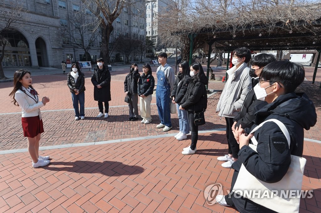 A senior student (L) guides first-year students at Korea University on Feb. 22, 2023, after the Campus Tour and Information program for freshmen was suspended for the past three years due to the pandemic. (Yonhap)