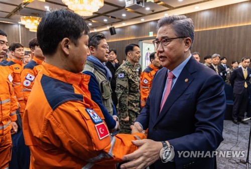 (زلزال تركيا) السفير التركي لدى كوريا الجنوبية يلتقي بعمال الإنقاذ الكوريين الجنوبيين