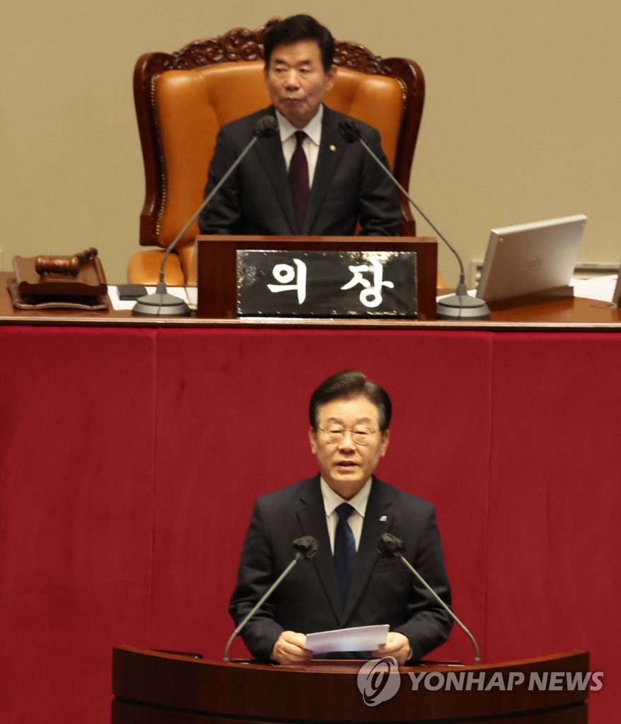 Rep. Lee Jae-myung (bottom), head of the main opposition Democratic Party, asserts the injustice of the prosecution's request for parliamentary consent on his arrest on a series of corruption charges during a plenary session of the National Assembly in Seoul on Feb. 27, 2023, prior to a parliamentary vote on a bill regarding the matter. (Yonhap)
