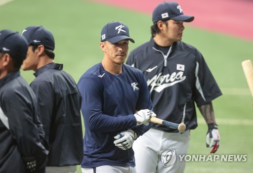 With a little help from teammates, half-Korean big leaguer Edman fitting  into S. Korean nat'l team