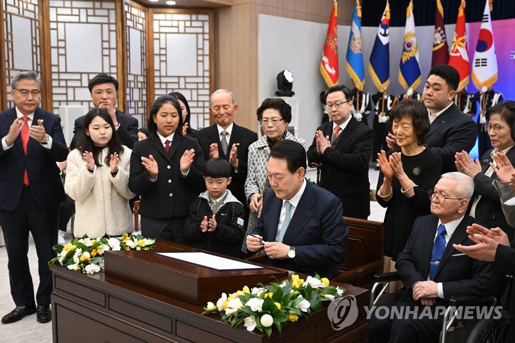 참석자들의 박수 받는 윤석열 대통령