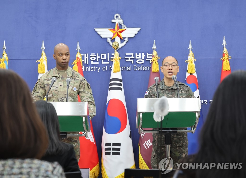 Col. Lee Sung-jun (R), the spokesperson of South Korea's Joint Chiefs of Staff, and U.S. Forces Korea spokesperson Col. Isaac L. Taylor address a joint press conference on combined military drills at Seoul's defense ministry in Seoul on March 3, 2023. (Yonhap)