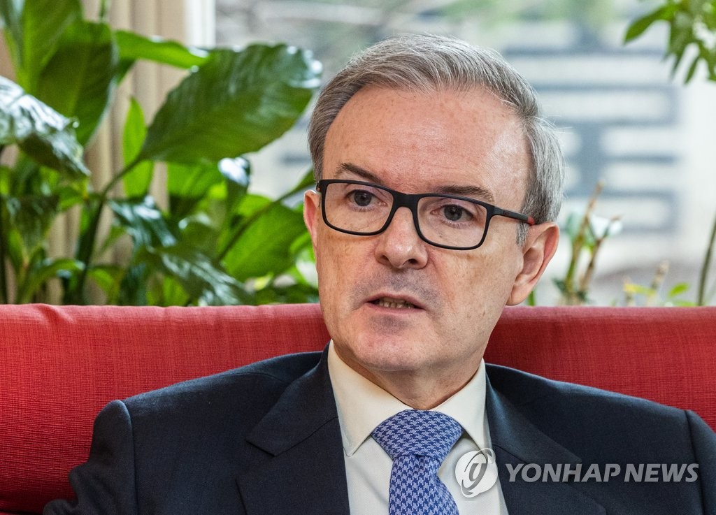 El embajador español ante Corea del Sur, Guillermo Kirkpatrick de la Vega, habla durante una entrevista con la Agencia de Noticias Yonhap, concedida el 3 de marzo de 2023, en su residencia, en Seúl.