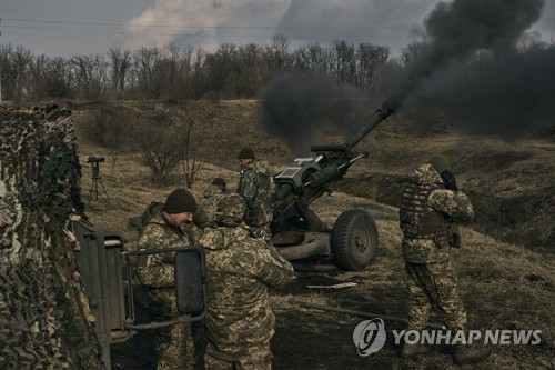 지난 7일 러시아군 진지로 자주곡사포 쏘는 우크라 병사들
