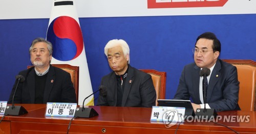 이태원 참사 유가족협의회 간담회에서 발언하는 박홍근 원내대표