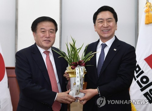 대통령 축하 난 받는 김기현 대표