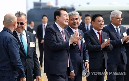 대화하는 윤석열 대통령과 후세인 알 카타니 에쓰오일 CEO