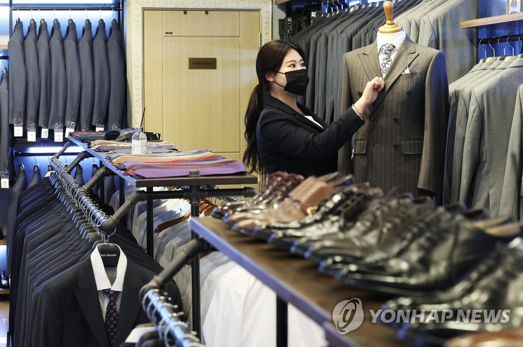 Yonhap Feature) Young S. Korean women opt for renting luxury goods