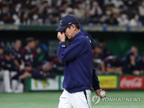 South Korea manager Lee Kang-chul returns to the dugout after a mound visit during the top of the seventh inning of a Pool B game against the Czech Republic at the World Baseball Classic at Tokyo Dome in Tokyo on March 12, 2023. (Yonhap)