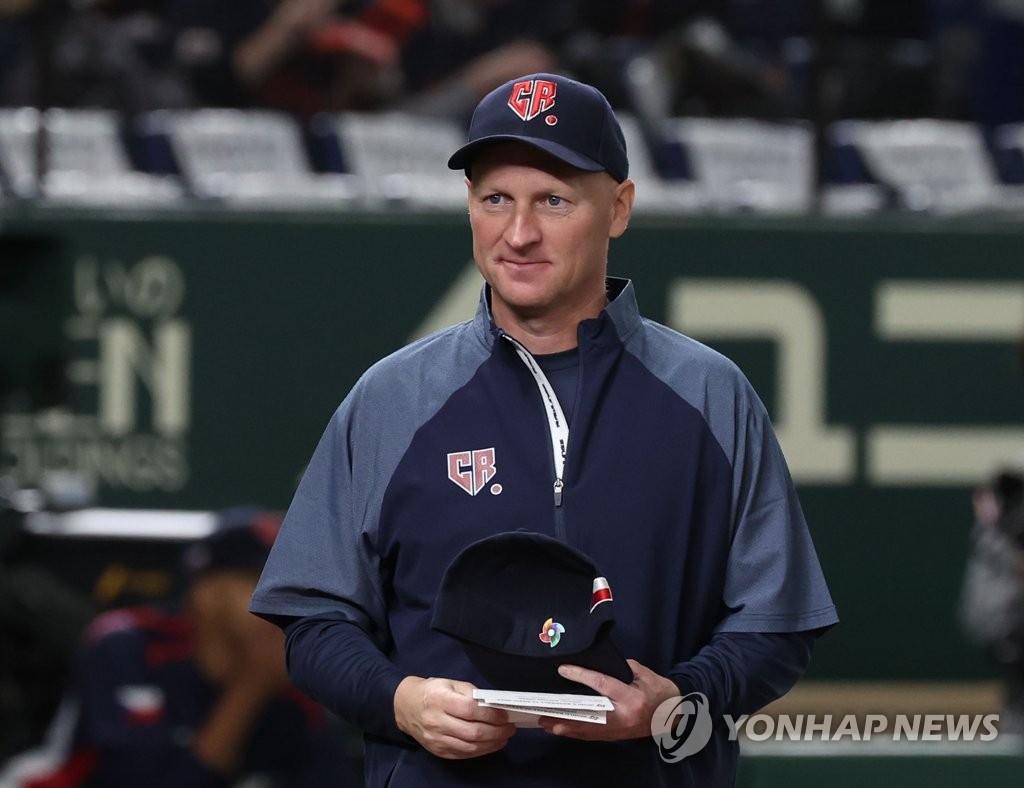 Hlavní trenér České republiky Pavel Schdem čeká na začátek zápasu skupiny B proti Jižní Koreji v rámci World Baseball Classic v Tokyo Dome v Tokiu, 12. března 2023.
