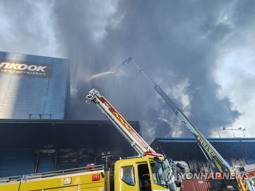 (LEAD) Un incendie à l'usine Hankook Tire à Daejeon a été maîtrisé