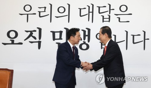 인사하는 김기현 대표와 한덕수 총리