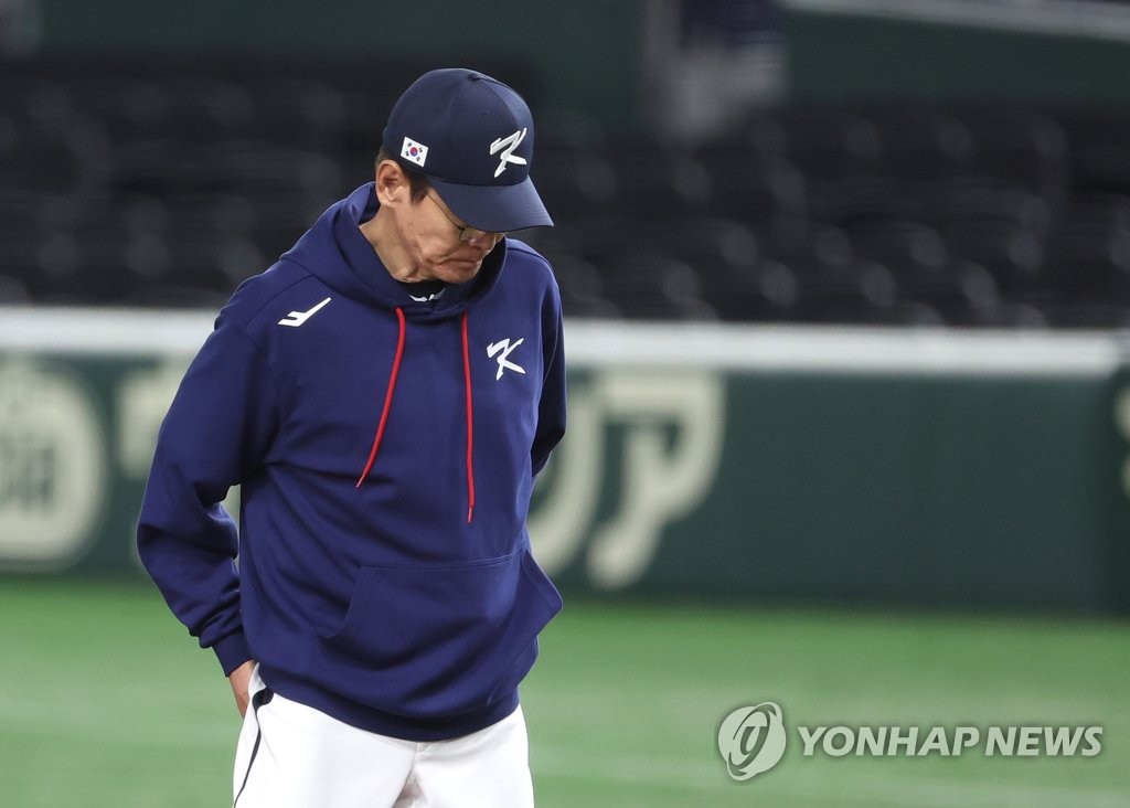 South Korea manager Lee Kang-chul returns to the dugout after a mound visit during the bottom of the first inning of a Pool B game against China at the World Baseball Classic at Tokyo Dome in Tokyo on March 13, 2023. (Yonhap)