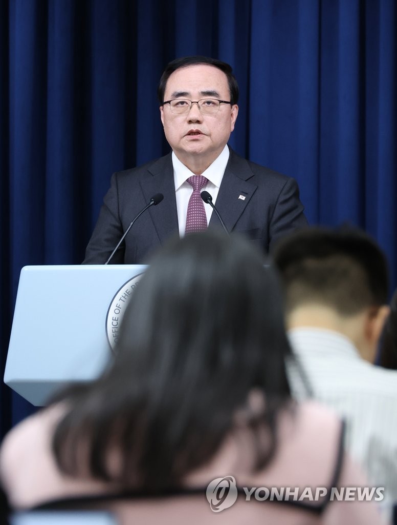 El asesor de seguridad nacional de Corea del Sur, Kim Sung-han, realiza un informe sobre la próxima visita de dos días del presidente, Yoon Suk Yeol, a Japón, el 14 de marzo de 2023, en la oficina presidencial, en Seúl.