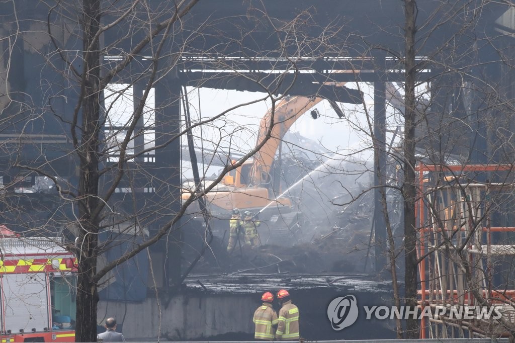 잔불 정리 작업이 한창인 한국타이어 대전공장