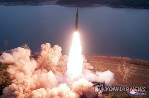 La foto, publicada, el 17 de marzo de 2023, por la Agencia Central de Noticias de Corea del Norte, muestra el lanzamiento el día anterior, por parte de Corea del Norte, de un misil balístico intercontinental Hwasong-17 desde el área de Sunan, en Pyongyang. (Uso exclusivo dentro de Corea del Sur. Prohibida su distribución parcial o total) 