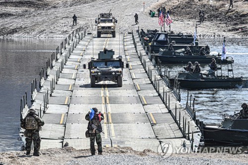 La foto, proporcionada, el 15 de marzo de 2023, por el Ejército de Corea del Sur, muestra vehículos militares cruzando un puente provisional ensamblado por las tropas surcoreanas y estadounidenses durante unos simulacros de cruce de río, en un campo de entrenamiento, en la comarca fronteriza de Yeoncheon, a 62 kilómetros de Seúl. Los ejercicios se iniciaron el 6 de marzo y terminarán el 17 del mismo mes. (Prohibida su reventa y archivo)