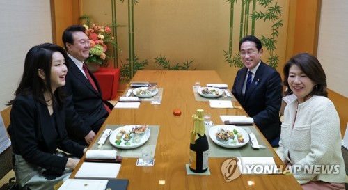 夕食会に出席した尹大統領夫妻（左側）と岸田首相夫妻＝１６日、東京（聯合ニュース）