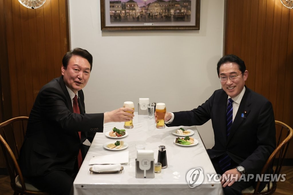 President Yoon Suk Yeol (L) and Japanese Prime Minister Fumio Kishida toast at Rengatei, a Western-style establishment known as the birthplace of Japanese pork cutlets and "omurice," in Tokyo on March 16, 2023. (Yonhap)