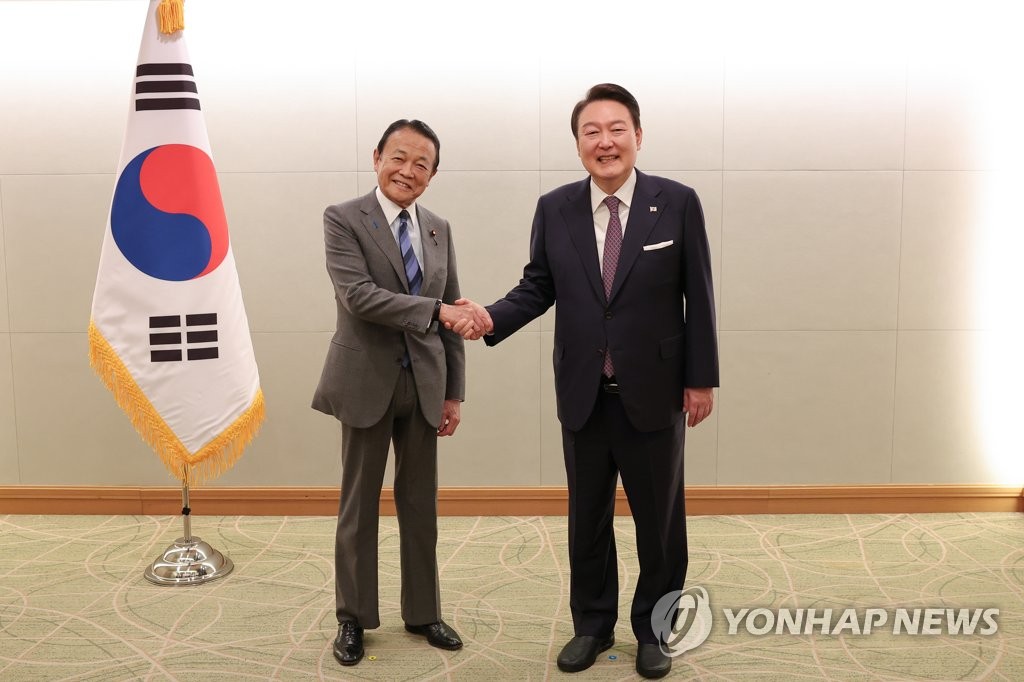 Yoon se reúne con los líderes políticos japoneses