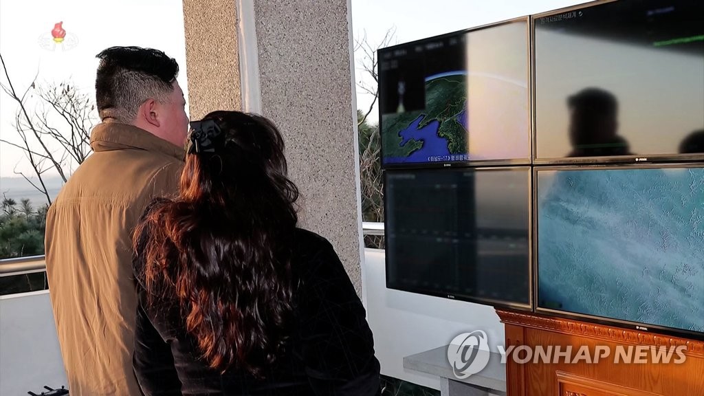 ICBM '화성-17형' 발사 지켜보는 김정은과 딸 주애