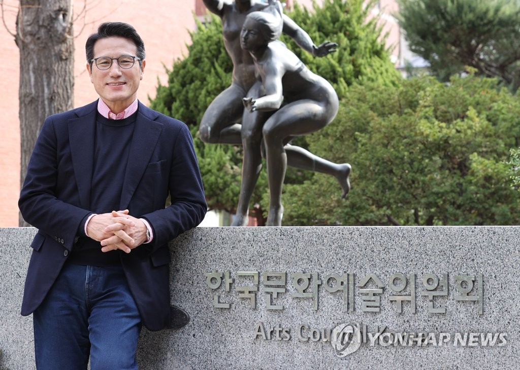 포즈 취하는 정병국 한국문화예술위원회 위원장