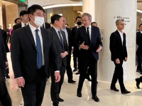 (LEAD) LVMH CEO Bernard Arnault meets with department store executives over partnerships