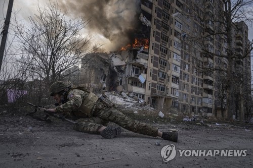 러시아군 포격을 위해 엄폐한 우크라이나 아우디이우카 경찰