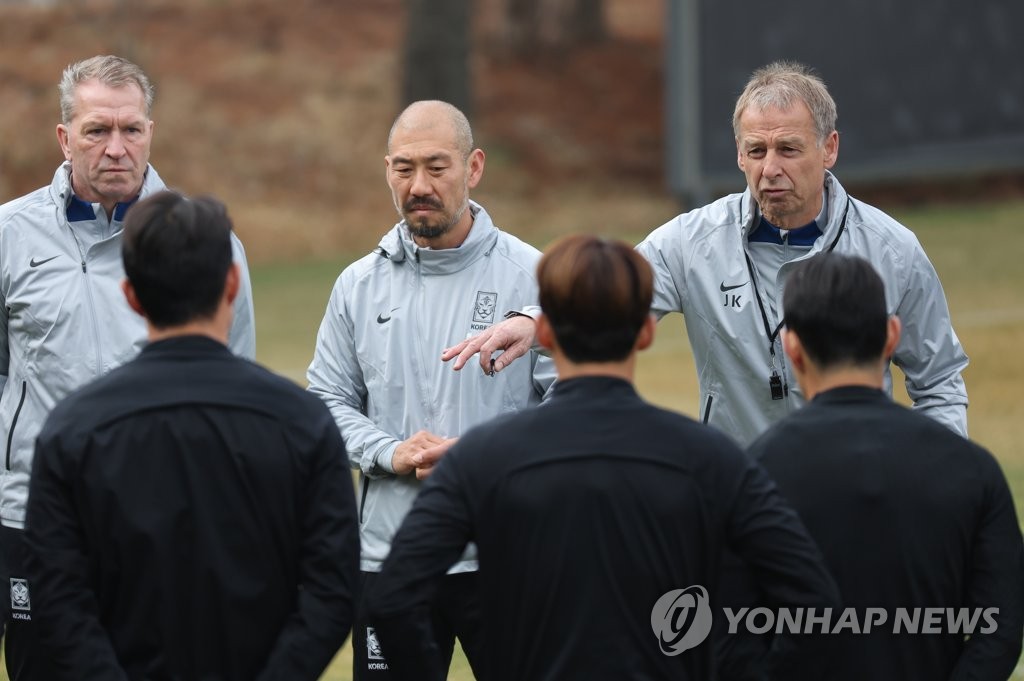 El entrenador en jefe de Corea del Sur, Jurgen Klinsmann (derecha), habla con su equipo antes de entrenar en el Centro Nacional de Fútbol de Paju, a unos 30 kilómetros al noroeste de Seúl, el 22 de marzo de 2023. (Yonhap)