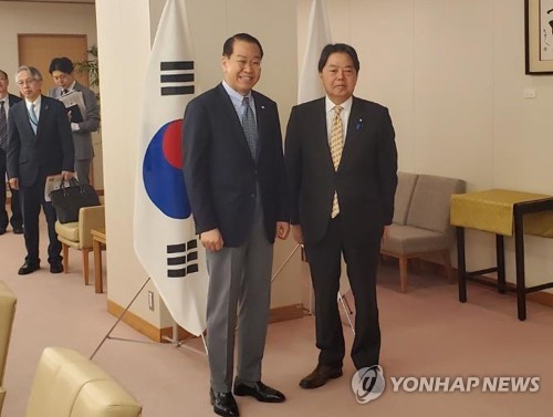 El ministro de Unificación se reúne con el ministro de Asuntos Exteriores de Japón