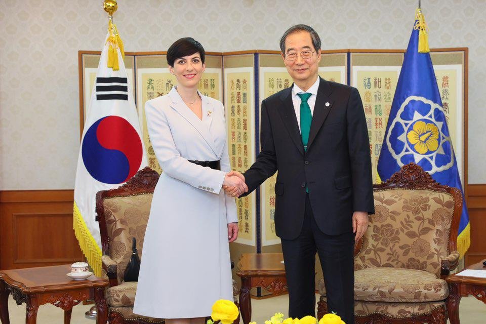 Prime Minister Han Duck-soo (R) poses for a photo with Marketa Pekarova Adamova, speaker of the Czech Parliament's lower house, on March 23, 2023, in this photo provided by Han's office. (PHOTO NOT FOR SALE) (Yonhap) 