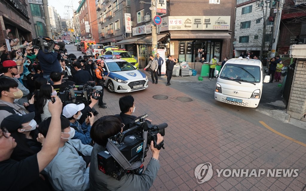 얼룩말 보기 위해 기다리는 시민들